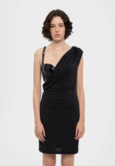 Zwarte jurk met één gedrapeerde mouw en een glanzende zwarte beker met verstelbare bandjes. Glad textuur met een aansluitende silhouette.