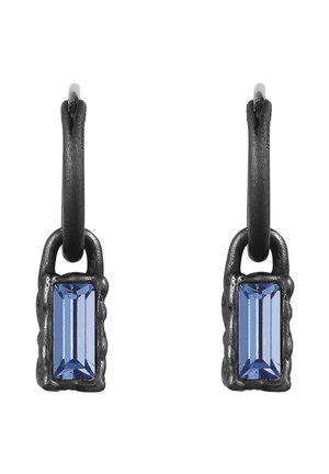 Paar schwarze Metall-Hoop-Ohrringe, jeweils mit einem rechteckigen blauen Edelstein-Anhänger, der in einem strukturierten schwarzen Metallrahmen gefasst ist.