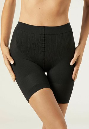 Shorts sculptants noirs en tissu extensible, dotés d'un motif texturé, d'une taille haute et d'une longueur à mi-cuisse pour un ajustement lisse.