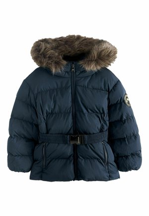 Marineblå puffjakke med pelsforet hætte, lynlås foran, bælte i taljen og elastiske ærmer. Har kviltet mønster og sidelommer.
