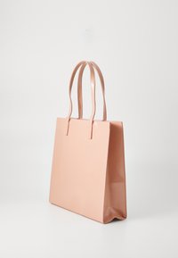 Ružová lesklá taška s dvoma dlhými uchami, obdĺžnikový tvar, hladká textúra a žiadne viditeľné kovania alebo vzory.