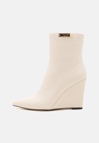 Unselected, old white