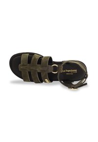 Sandal in suede verde oliva con cinturini multipli, chiusura a fibbia e suola nera imbottita. Dettaglio del logo dorato sulla soletta.