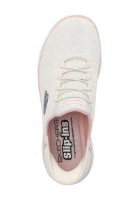 Witte mesh instapsneaker met zachte roze accenten, ronde neus, textuur bovenwerk, elastische veters en een gevoerde binnenzool met de label "Air-Cooled Memory Foam."