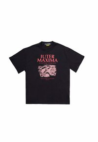T-shirt di cotone nera con una stampa grafica rossa audace. Il testo include "IUTER MAXIMA" e dettagli su un'esposizione di sculture a Milano.