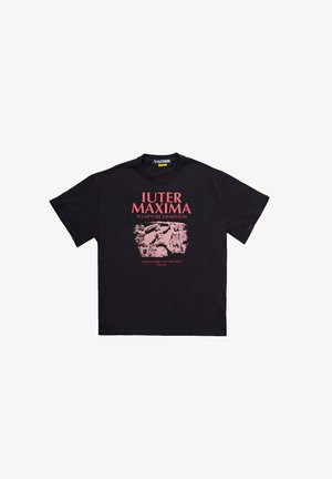 T-shirt di cotone nera con una stampa grafica rossa audace. Il testo include "IUTER MAXIMA" e dettagli su un'esposizione di sculture a Milano.