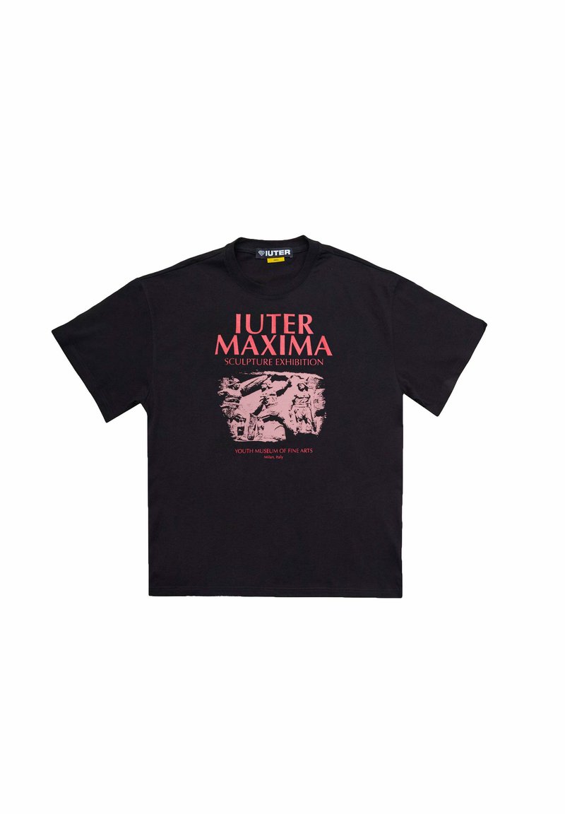 T-shirt di cotone nera con una stampa grafica rossa audace. Il testo include "IUTER MAXIMA" e dettagli su un'esposizione di sculture a Milano.