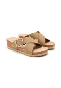 Sandalias de cuña beige con correas cruzadas, acento de hebilla dorada, plantilla acolchada y suela de goma texturizada.