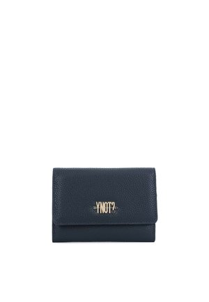 Portafoglio in pelle nera testurizzata con logo "YNOT?" tono oro e dettaglio a forma di cuore sulla patta frontale, forma rettangolare, design chiuso.