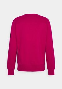 Fuchsia trui met een ronde hals, lange mouwen, geribde boorden en zoom, met een gladde textuur en een minimalistisch ontwerp.