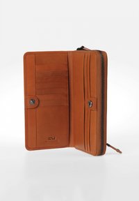 Portafoglio in pelle marrone con multiple fessure per carte, chiusura a bottone a pressione e compartimento con zip lungo un lato. Texture liscia, design minimale.