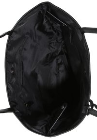 Černá taška s prostorným interiérem, hladkým podšívkou, vnitřní zip kapsou a dvojitými plochými popruhy pro nošení.