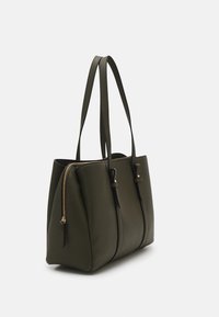 Sac fourre-tout en cuir texturé de couleur vert olive, avec deux poignées, une fermeture zippée et des accents noirs sur les côtés.