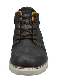 Dunkelgrauer Schuh aus synthetischem Leder mit orangefarbenen Akzenten, abgerundeter Zehenpartie und weißer Gummisohle. Verfügt über braune Schnürsenkel und gestickte Details.