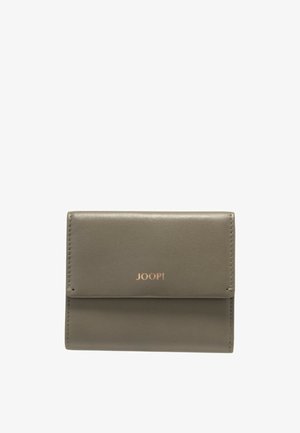 Portefeuille en cuir vert à texture lisse. Présente un design plié avec le logo "JOOP!" embossé en or rose métallique sur le devant.