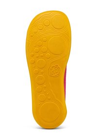 Rosa Schuhoberfläche aus strukturiertem Stoff. Die Sohle ist aus gelbem Gummi mit kreisförmigen Mustern und einem Logo, gekennzeichnet mit der Größe 28.