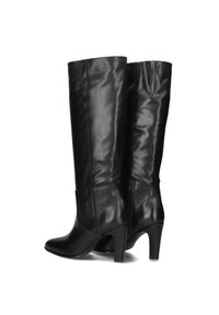 Zwarte leren laarzen tot de knie met een gladde textuur, puntige neus en een gematigd hakje, voorzien van een zijrits voor gemakkelijk aan- en uittrekken.
