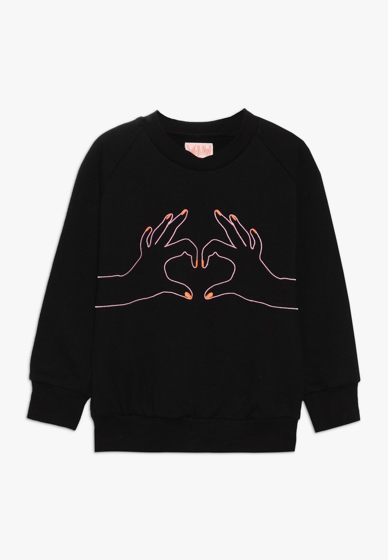 Felpa nera con maniche raglan, caratterizzata da mani ricamate che formano un cuore. Dettagli in rosa e arancione attorno alle mani.