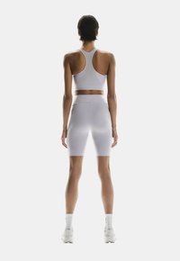 On TRAIN - Sport-bh met medium support - lilac