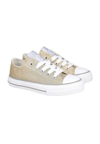 Zapatillas de lona doradas con purpurina, suela de goma blanca, detalles plateados en la lengüeta y cordones blancos. Punta redondeada con una superficie texturizada.