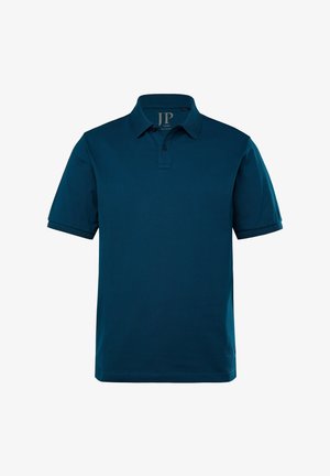 Camisa polo en verde azulado oscuro hecha de algodón, con una tapeta de dos botones, manga corta y un logotipo sutil en el cuello. Textura suave.