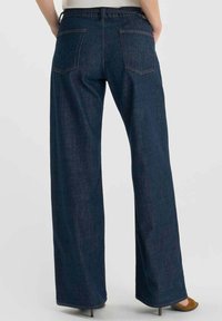 Wijde spijkerbroek in donkerblauwe denim, met een gladde textuur, twee achterzakken en een klassiek taillebandontwerp.