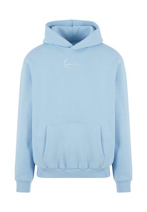 Ljusblå hoodie i bomullsblandning med frontficka i kängurustil och ribbade muddar. Vitt logotypdetalj på bröstet.