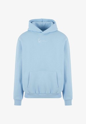 Ljusblå hoodie i bomullsblandning med frontficka i kängurustil och ribbade muddar. Vitt logotypdetalj på bröstet.