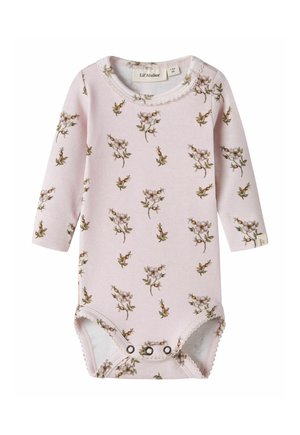 Body bébé rose à manches longues avec petit imprimé floral, bordure en dentelle autour du cou et des ouvertures des jambes, et boutons-pression à l'entrejambe.