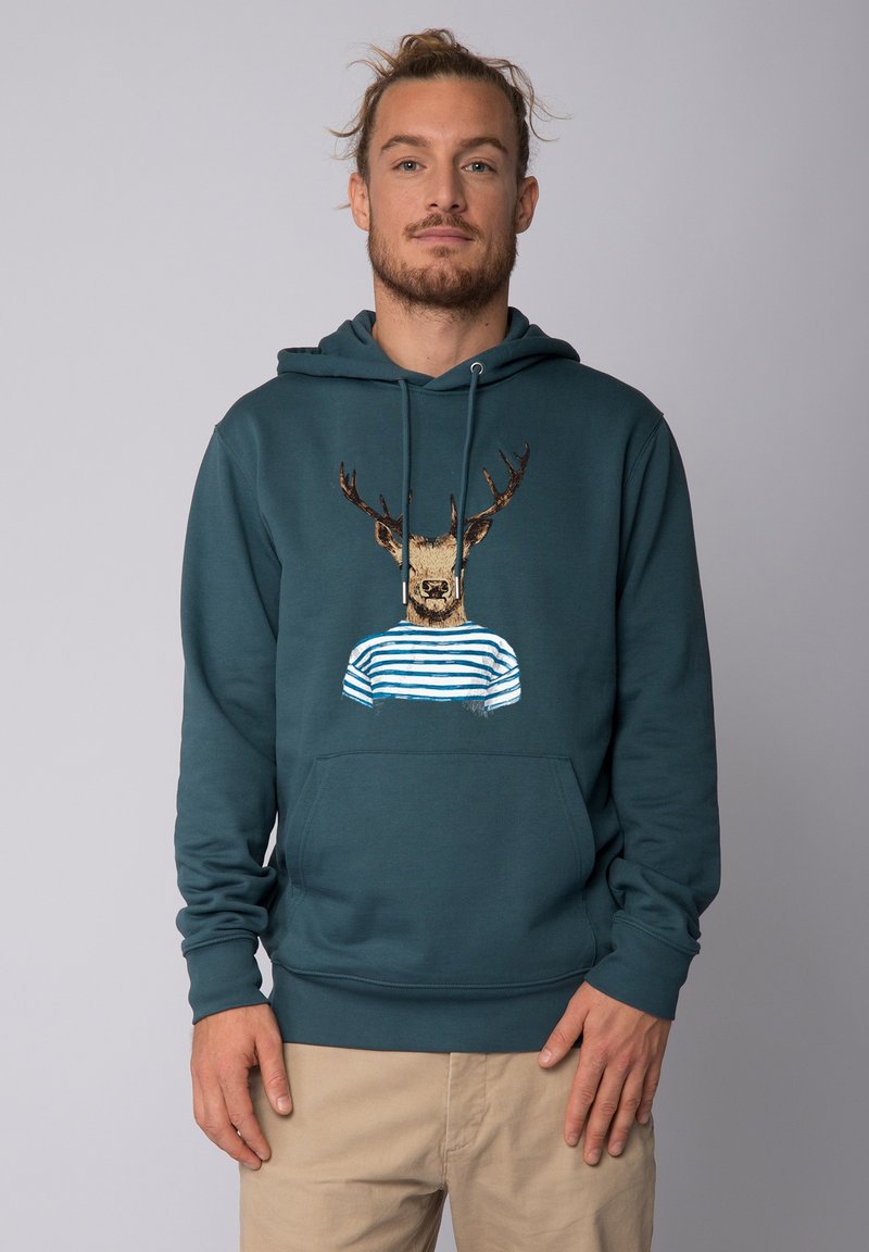 Teal hoodie met een voorzak in kangoeroestijl, voorzien van een afbeelding van een hert met takken dat een blauw-wit gestreept shirt draagt. Gemaakt van zachte stof.