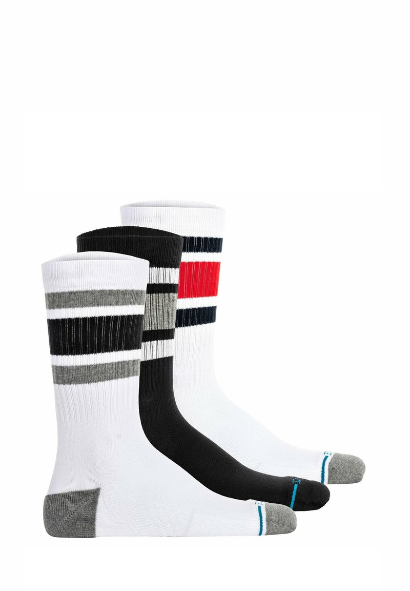 Drei Paar Crew-Socken: eine weiße mit schwarzen und roten Streifen, eine grau-schwarz gestreifte und eine schwarze einfarbige. Alle mit gerippter Textur.