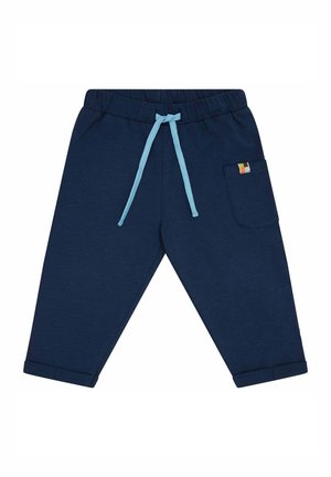 Marineblaue Baumwoll-Jogginghosen mit einem Kordelbund, gerippten Säumen und einer Seitentasche mit einem bunten Aufnäher. Glatte Textur.