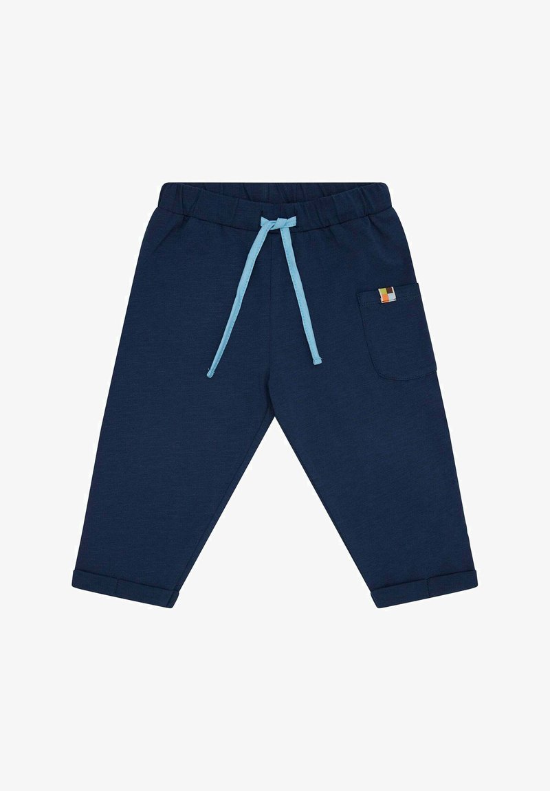 Marineblaue Baumwoll-Jogginghosen mit einem Kordelbund, gerippten Säumen und einer Seitentasche mit einem bunten Aufnäher. Glatte Textur.