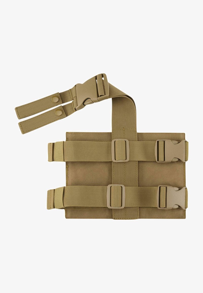 Tan spalvota taktinių diržų sistema su reguliuojamais sagtimis, pasižyminti tvirtu audiniu ir keliais fiksuojančiais diržais stabilumui.