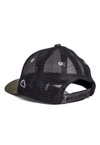 Gorra de camionero de malla negra con visera verde oliva, que presenta un logo bordado y cierre ajustable en la parte trasera.