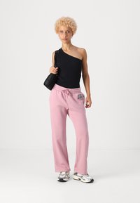 GAP Petite HERITAGE - Spodnji deli trenirk - lilas pink