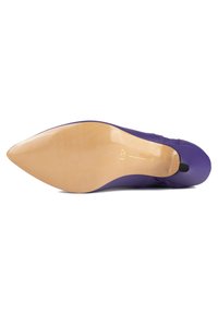 Zapato de tacón alto de punta morada acostado de lado, mostrando una suela beige lisa con marcas de tamaño y código.