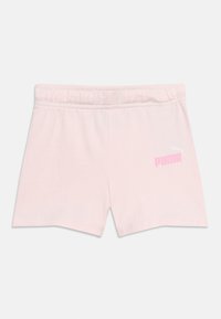 Ροζ σορτς Puma με ελαστική μέση και ροζ λογότυπο Puma στο κάτω δεξί πόδι, απλωμένα επίπεδα σε λευκό φόντο.
