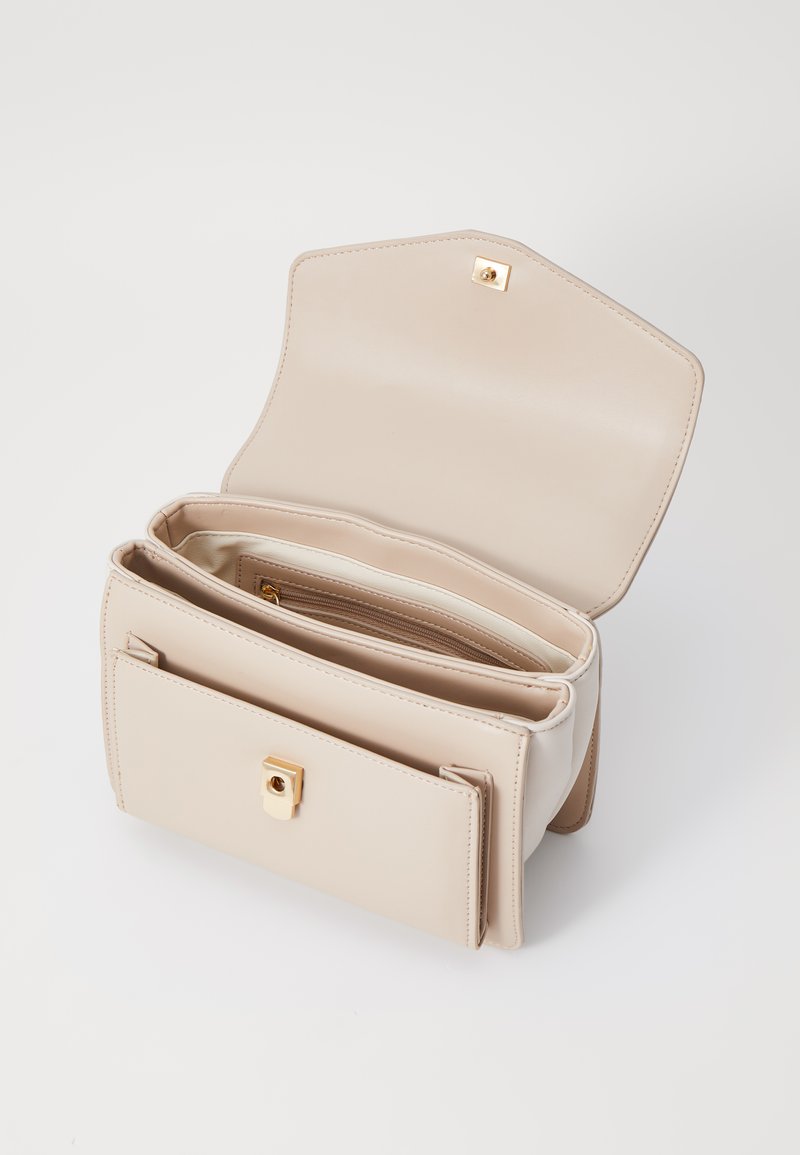 Bolso de cuero beige con herrajes dorados, que presenta un diseño estructurado, solapa abierta y múltiples compartimentos interiores para una mejor organización.
