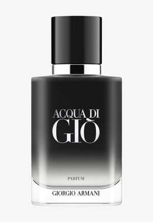 Flacon Giorgio Armani Acqua di Giò Parfum dégradé du noir au transparent, avec un bouchon noir, sur un fond blanc uni.