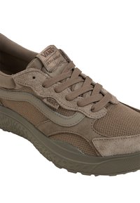 Brune semsket og mesh sneakers med teksturert gummisåle, snøring og Vans-logo. Har strømlinjeformet fasong og støttende dempingsdesign.