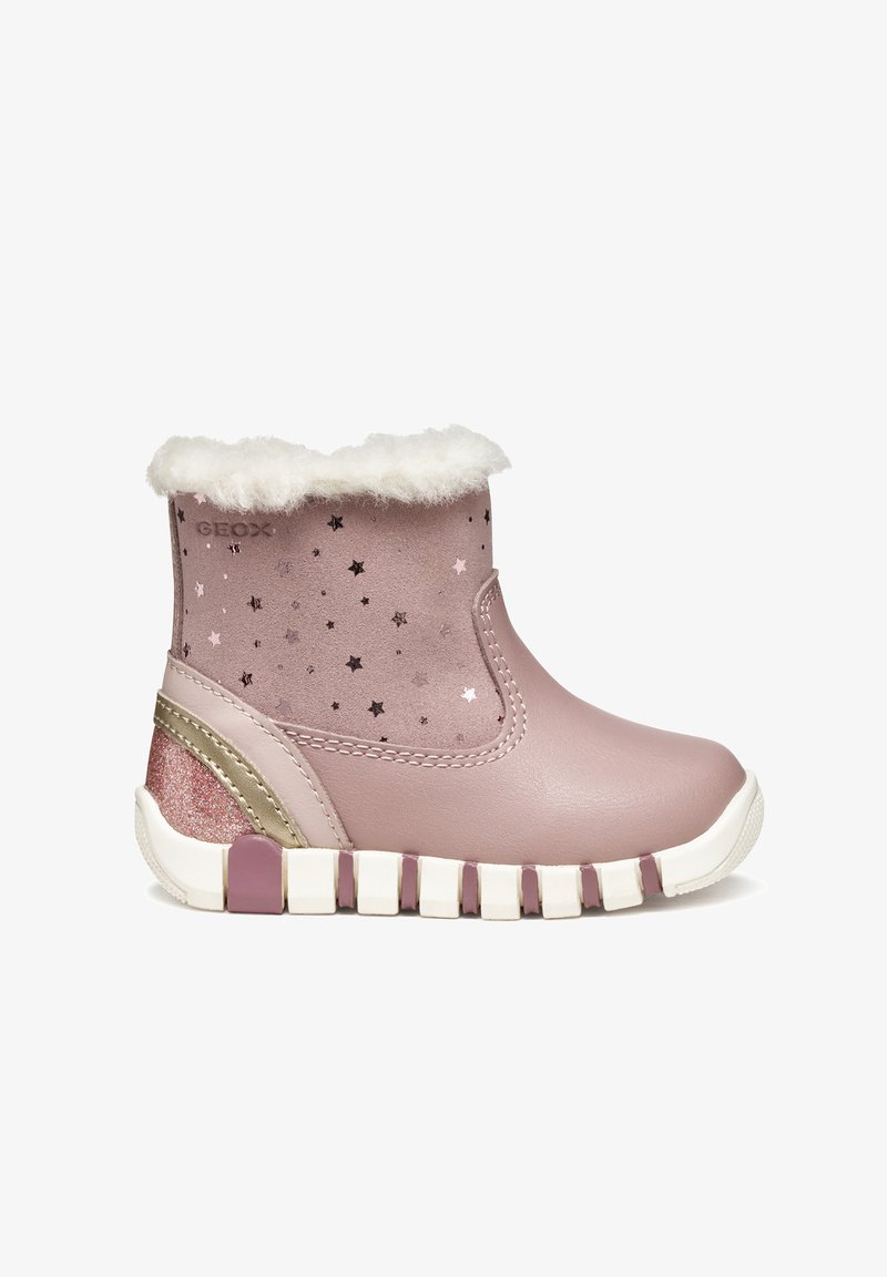 Botines rosas de cuero con un suave cuello de piel blanca. Presentan un patrón de estrellas, acentos dorados y una suela de goma con rayas rosas.