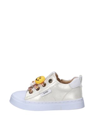 Witte lage sneaker met metalen glans, witte zool, roze veters, smiley-bedel en een "SHM" label aan de zijkant.