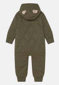 Zielono-oliwkowy, ocieplany kombinezon z pikowanym wzorem, z kapturem wykończonym sztucznym futrem i ściągaczami u rękawów.