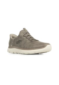 Scarpe da uomo Skechers, tomaia in suede grigia, design con lacci elastici, suola in gomma crema, punta arrotondata e dettagli testurizzati lungo i lati.