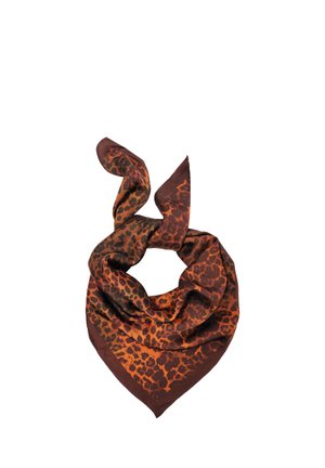 Braun-orange gemusterter Leopardenprint Seidenschal, zu einem lockeren Knoten mit spitzen Enden gedreht, vor weißem Hintergrund.