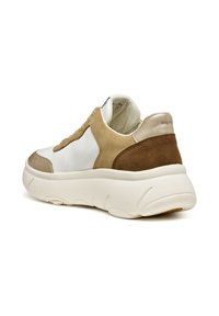 Sneakers met een bovenwerk van wit leer, tan suede accenten, en een stevige witte rubberen zool met textuurdetails en een afgeronde vorm.