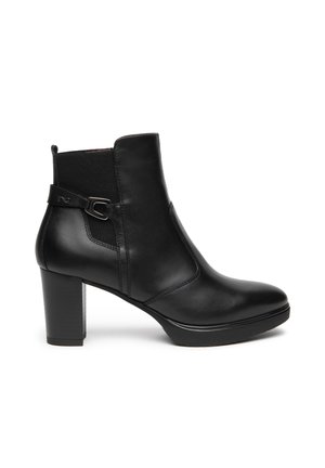 Bottine en cuir noir avec talon bloc, panneau élastique latéral et détail de boucle décorative sur la tige lisse.