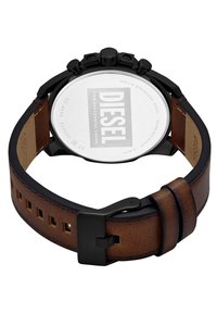Bracelet de montre en cuir marron avec des accents en acier inoxydable noir et des boutons de chronographe. Comprend un boîtier métallique rond et un dos gravé.