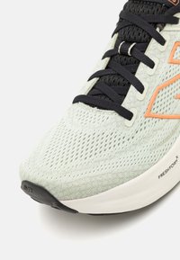 New Balance FRESH FOAM X 1080 - Apavi skriešanai pa asfaltu - green